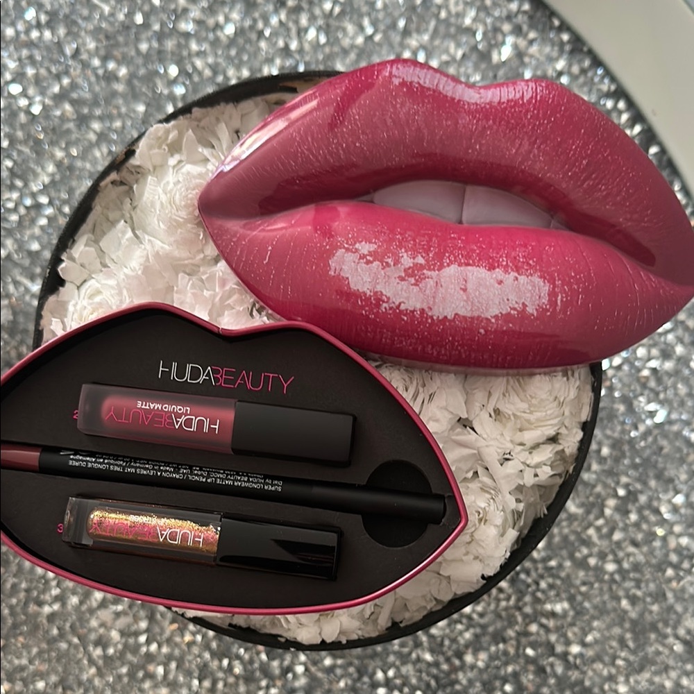Huda Beauty Lip Set - trophy wife
